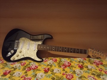 FOTO Chitarra Elettrica Squiet Strat Con Upgrade Pickup